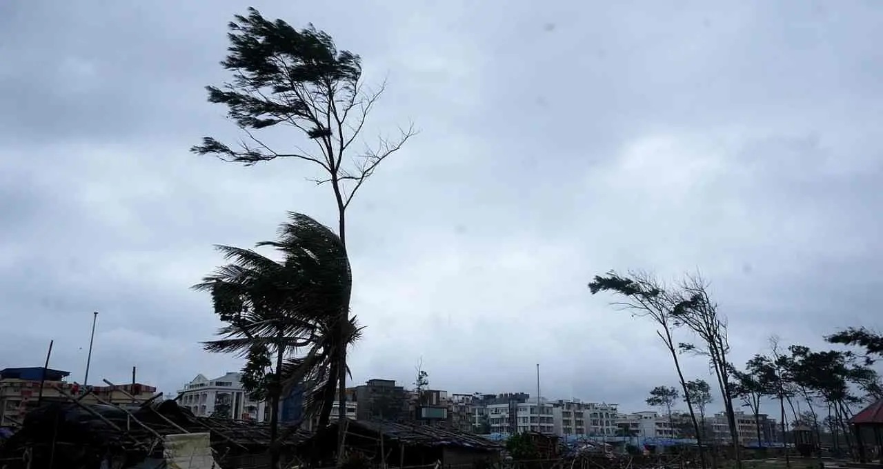भारत में मौसम का बड़ा बदलाव: 13 राज्यों में आंधी-तूफान और बारिश का अलर्ट, कहीं लू तो कहीं राहत