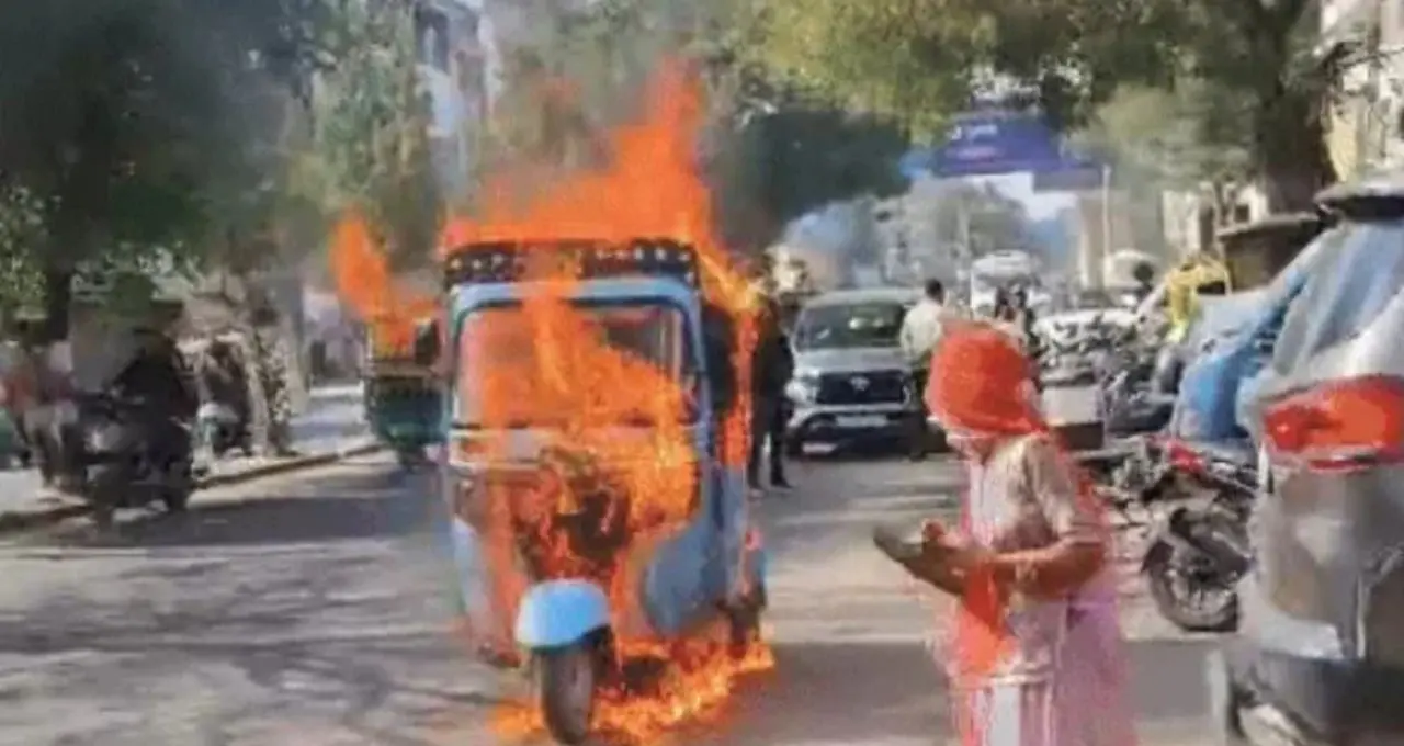 अजमेर में चार्जिंग के दौरान ई-रिक्शा में आग, बैटरी से निकली चिंगारी, पूरा वाहन जलकर खाक