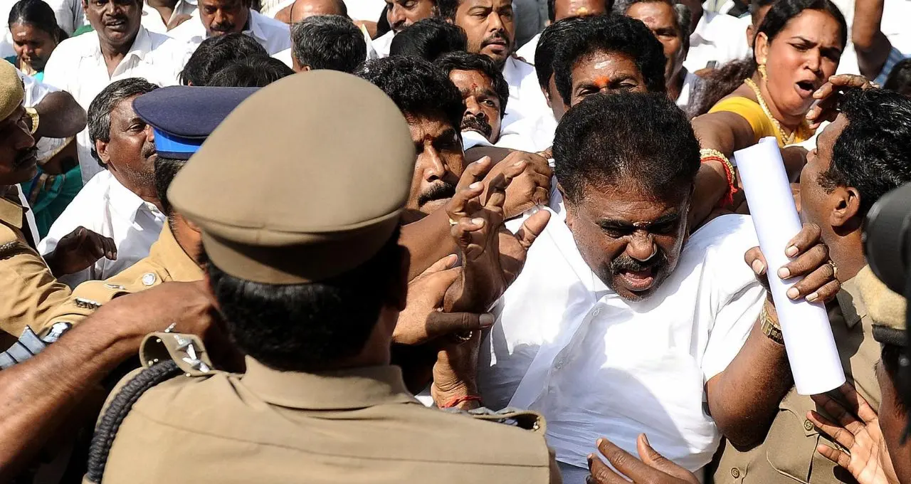 तमिलनाडु के करूर में सियासी हिंसा: AIADMK–DMK कार्यकर्ताओं में झड़प, चुनावी माहौल गरमाया