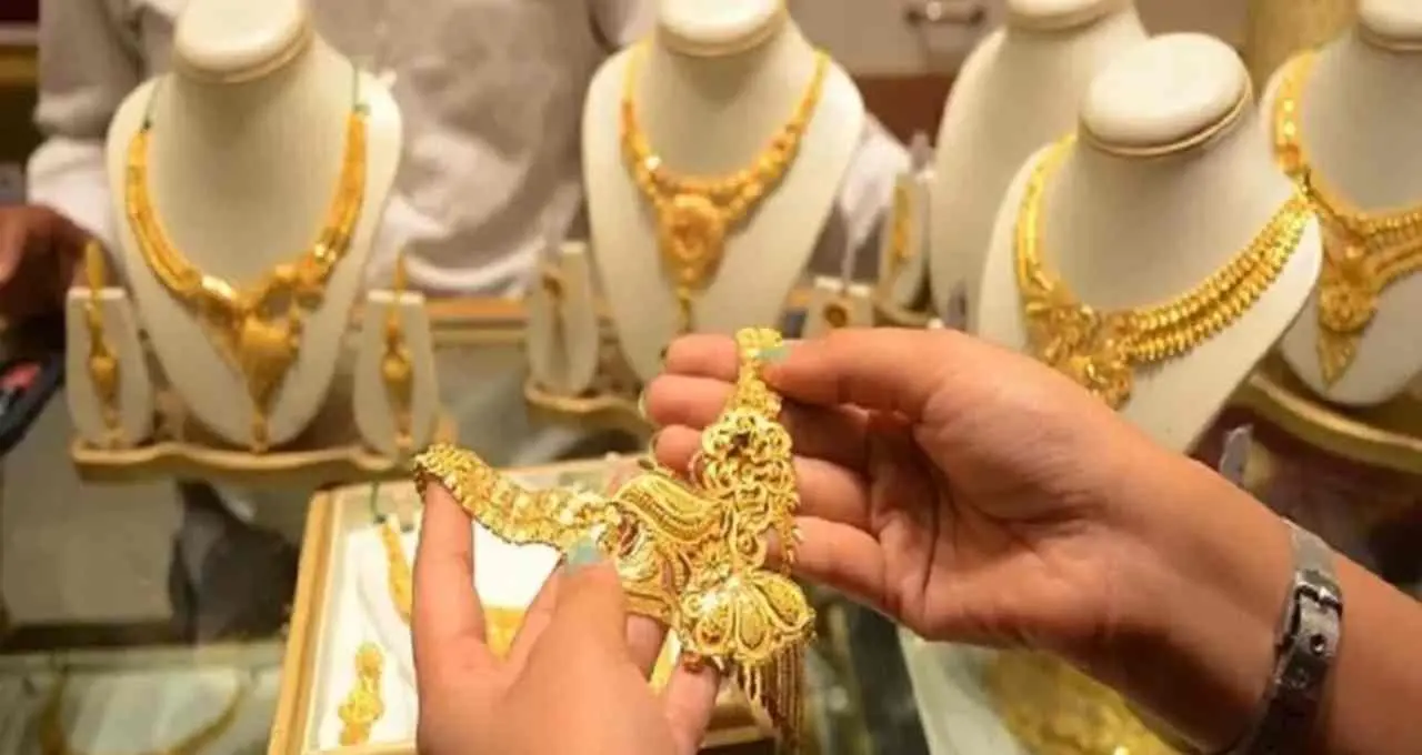Gold Silver Price Today: सोना-चांदी में गिरावट जारी, जानिए भारत के प्रमुख शहरों में ताजा रेट
