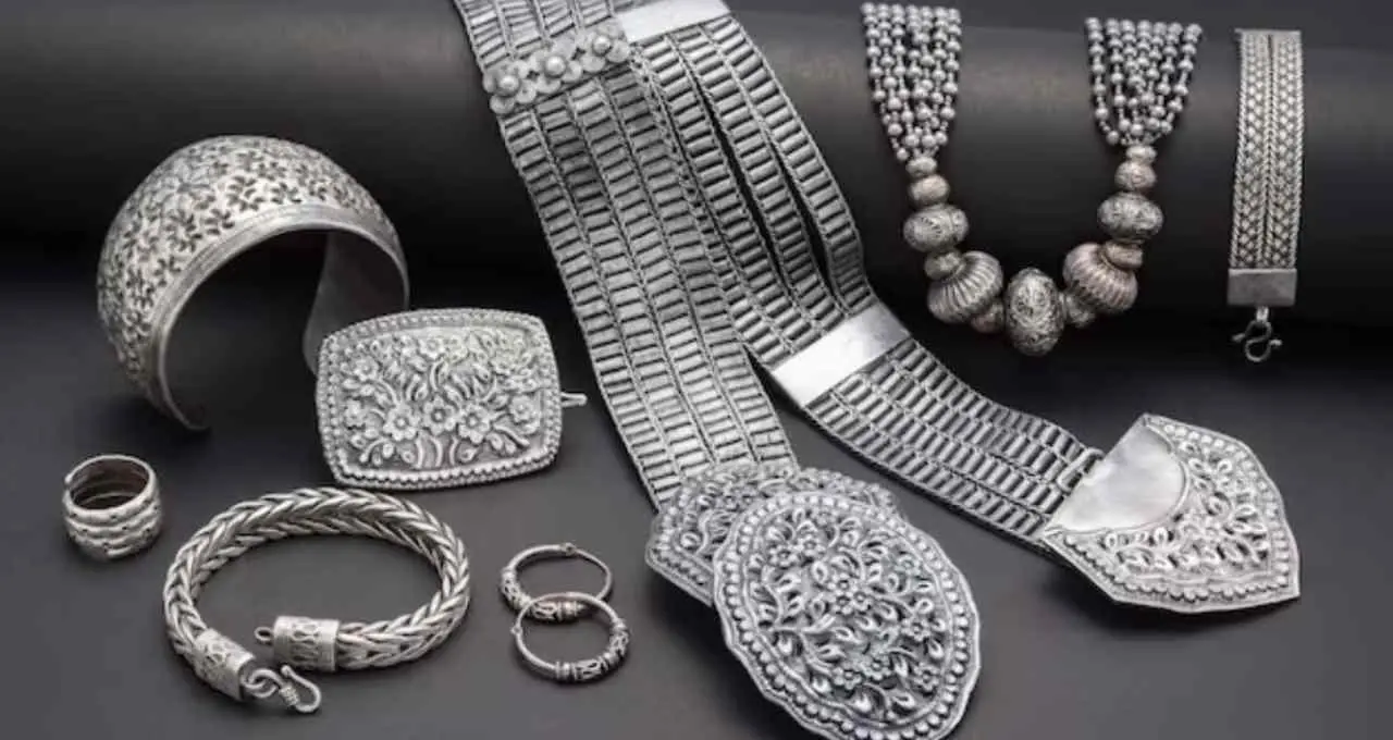 Gold Silver Price Today: सोना-चांदी में गिरावट जारी, जानिए भारत के प्रमुख शहरों में ताजा रेट