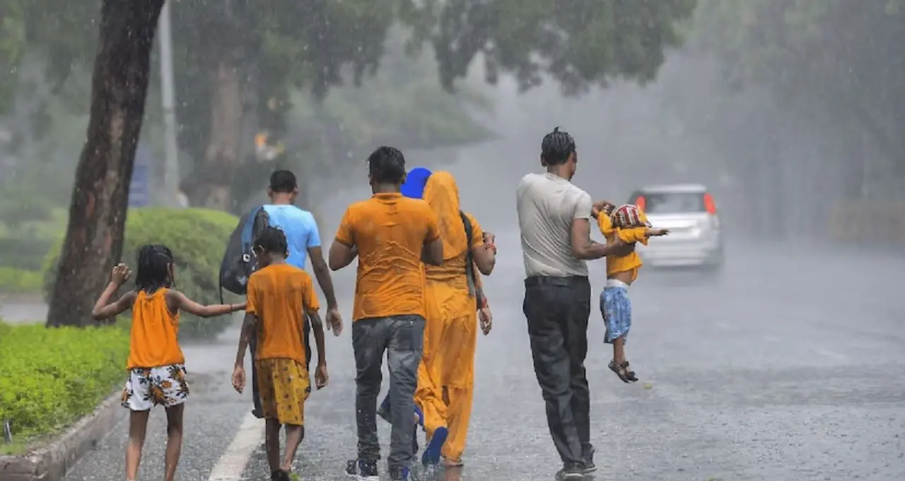 IMD Weather Forecast: দিনে রোদে পুড়বে বাংলা, বিকেলে কালবৈশাখীর ছোঁয়া? কোন কোন জেলায় বৃষ্টি, কোথায় বাড়বে তাপমাত্রা