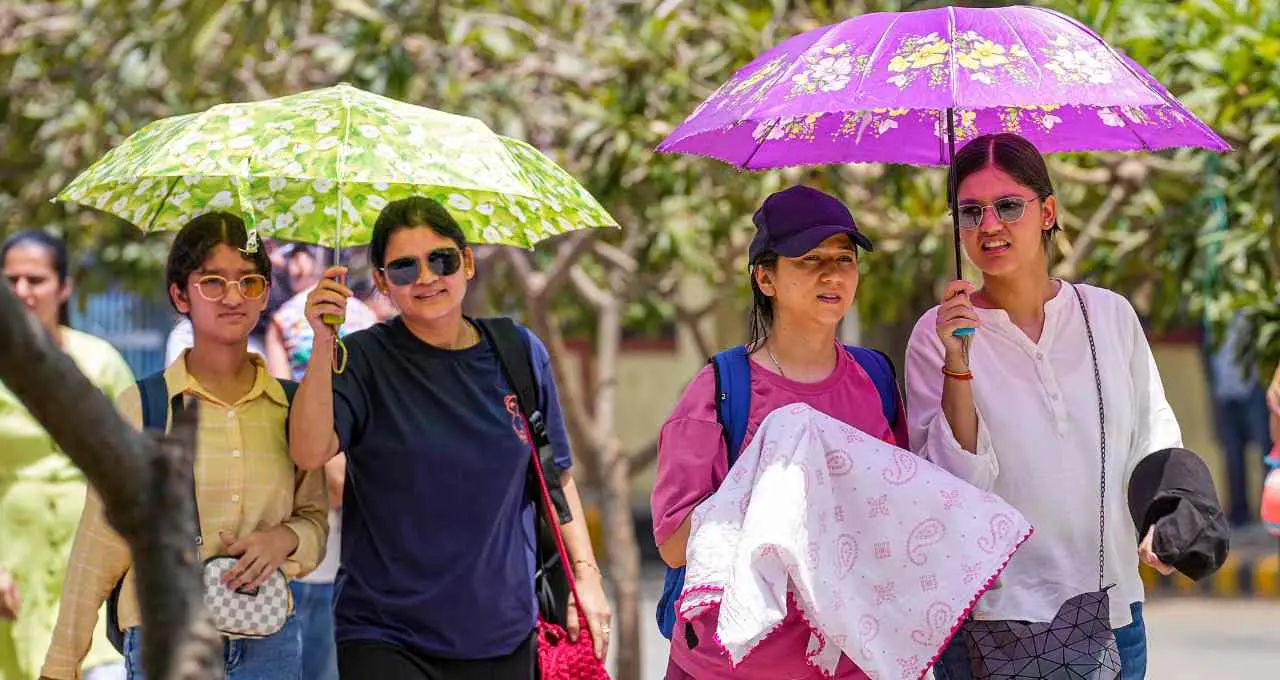 Delhi Heatwave Alert: दिल्ली में 44°C तक पहुंच सकता है तापमान, IMD ने जारी किया येलो अलर्ट