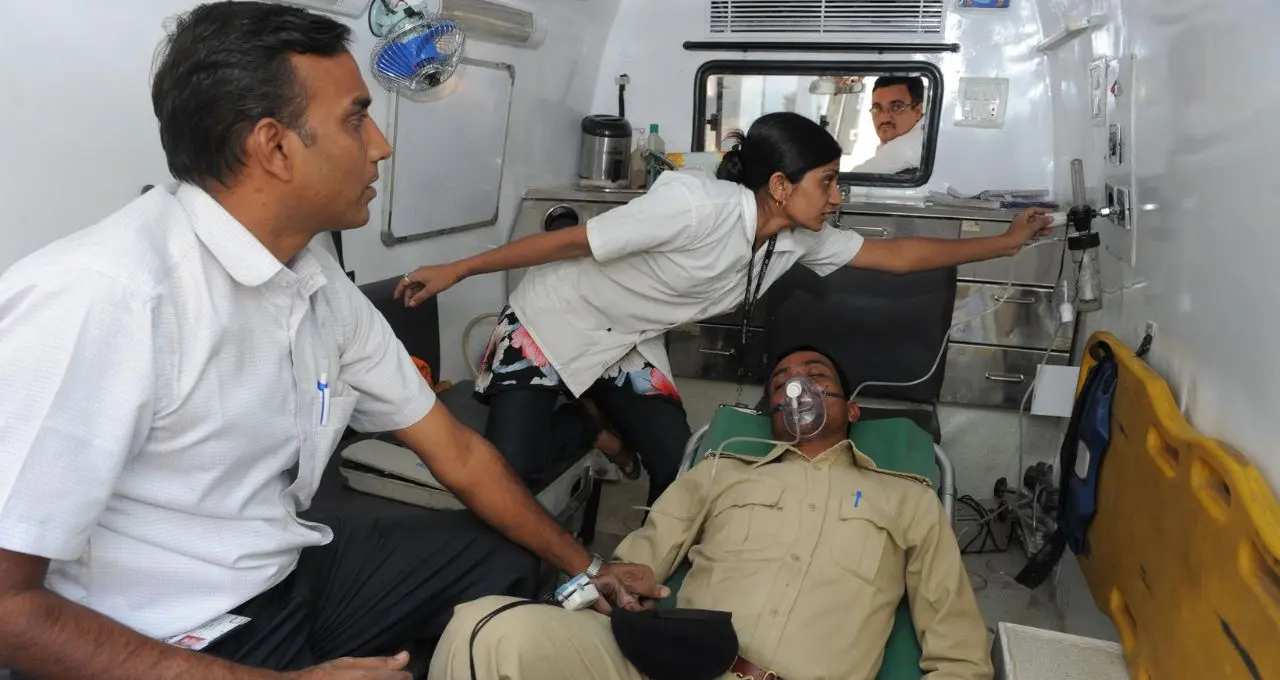 कानपुर सड़क हादसा: तेज रफ्तार बोलेरो ने दरोगा समेत 3 को कुचला, टेंट कारोबारी की मौत
