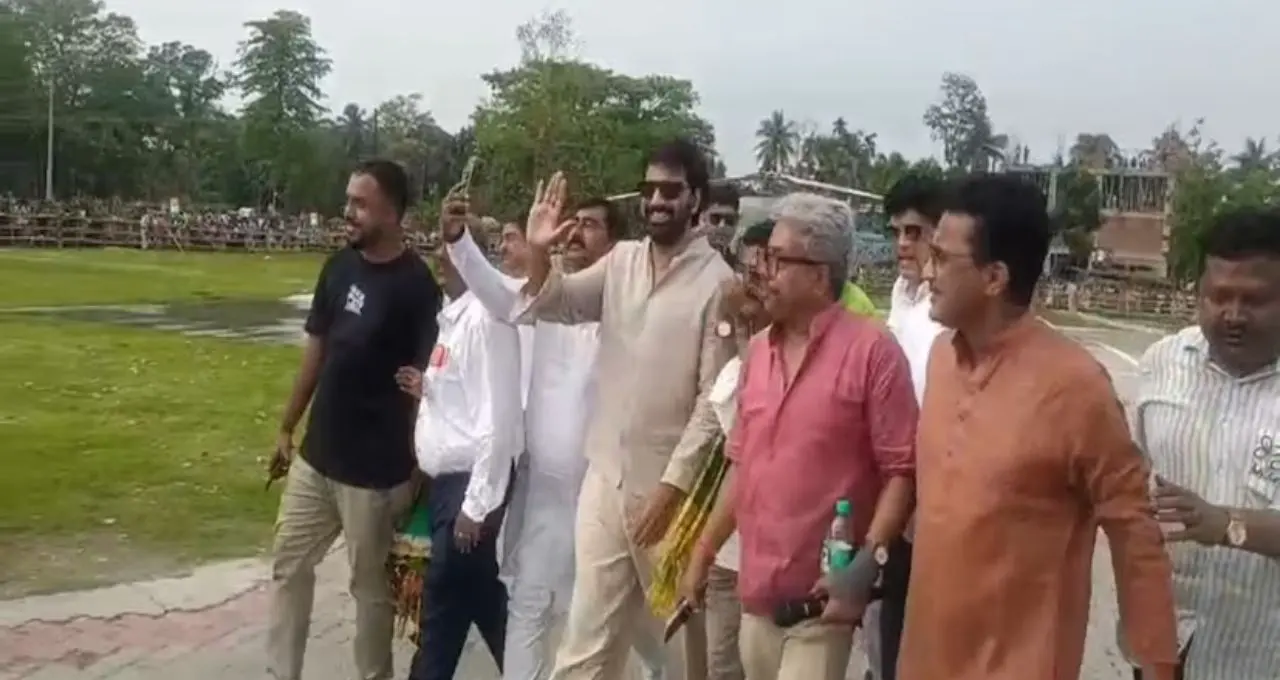 Dev Election Campaign: সুপারস্টার দেবের রোড শো-তে উপচে পড়া ভিড়, আলিপুরদুয়ারে যুবসমাজের উন্মাদনা তুঙ্গে
