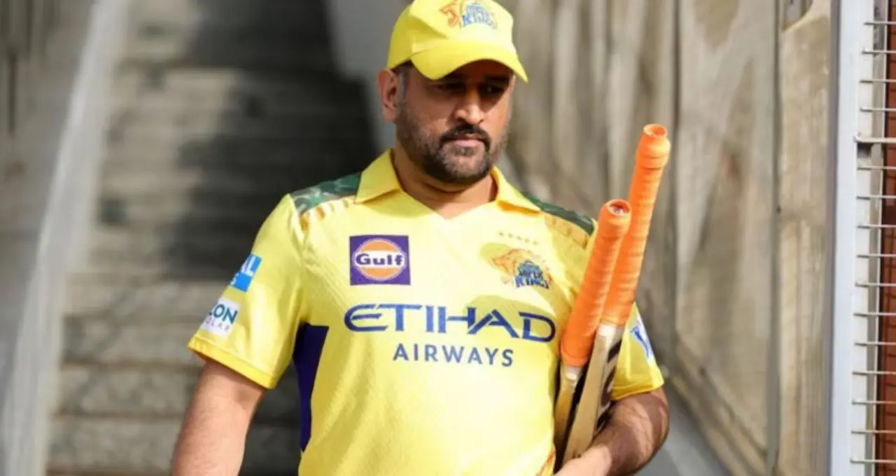 হেলিকপ্টার শট’ ধোনির আবিষ্কার নয়! Virender Sehwag-এর মন্তব্যে তুঙ্গে বিতর্ক

