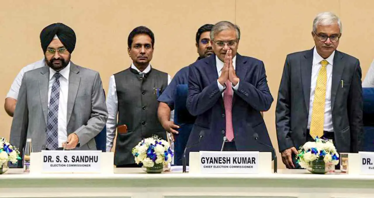 बंगाल और तमिलनाडु मतदान 2026: EVM छेड़छाड़ पर EC ने दी सख्त चेतावनी, गोंद या परफ्यूम लगाने पर होगी कार्रवाई