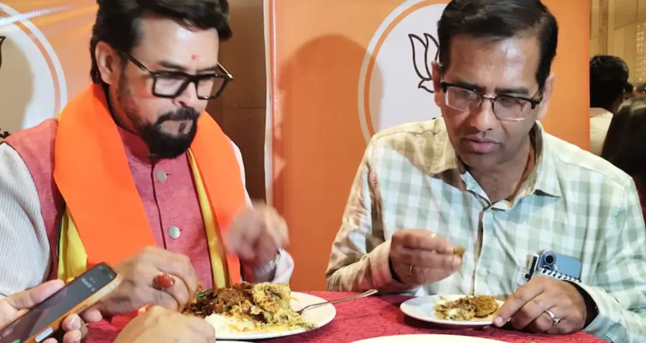 রুই-পোস্তে বাঙালিয়ানা, বাংলার মাটিতে ‘খাবারেই বার্তা’! প্রচারে এসে কী বললেন Anurag Thakur?
