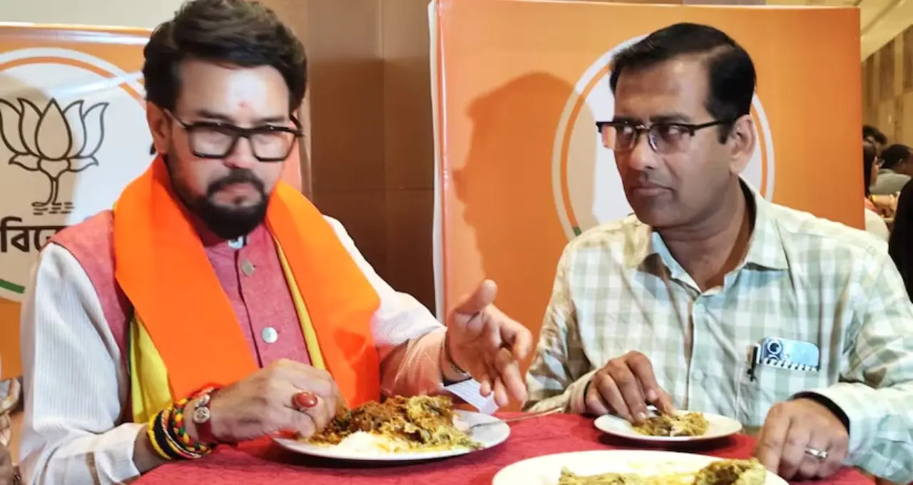 রুই-পোস্তে বাঙালিয়ানা, বাংলার মাটিতে ‘খাবারেই বার্তা’! প্রচারে এসে কী বললেন Anurag Thakur?
