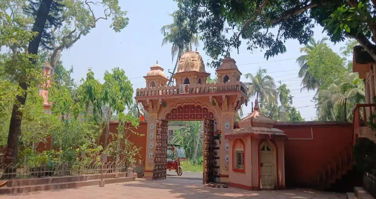 ডোমজুড়ে ব্যস্ত রাস্তার পাশে লুকিয়ে স্বর্গ! মানসিক শান্তির খোঁজে ভিড় বাবা ভুলেশ্বর ধাম-এ

