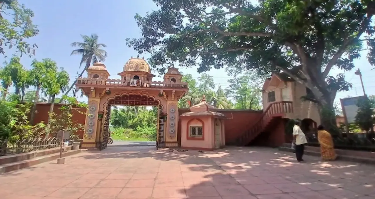 ডোমজুড়ে ব্যস্ত রাস্তার পাশে লুকিয়ে স্বর্গ! মানসিক শান্তির খোঁজে ভিড় বাবা ভুলেশ্বর ধাম-এ
