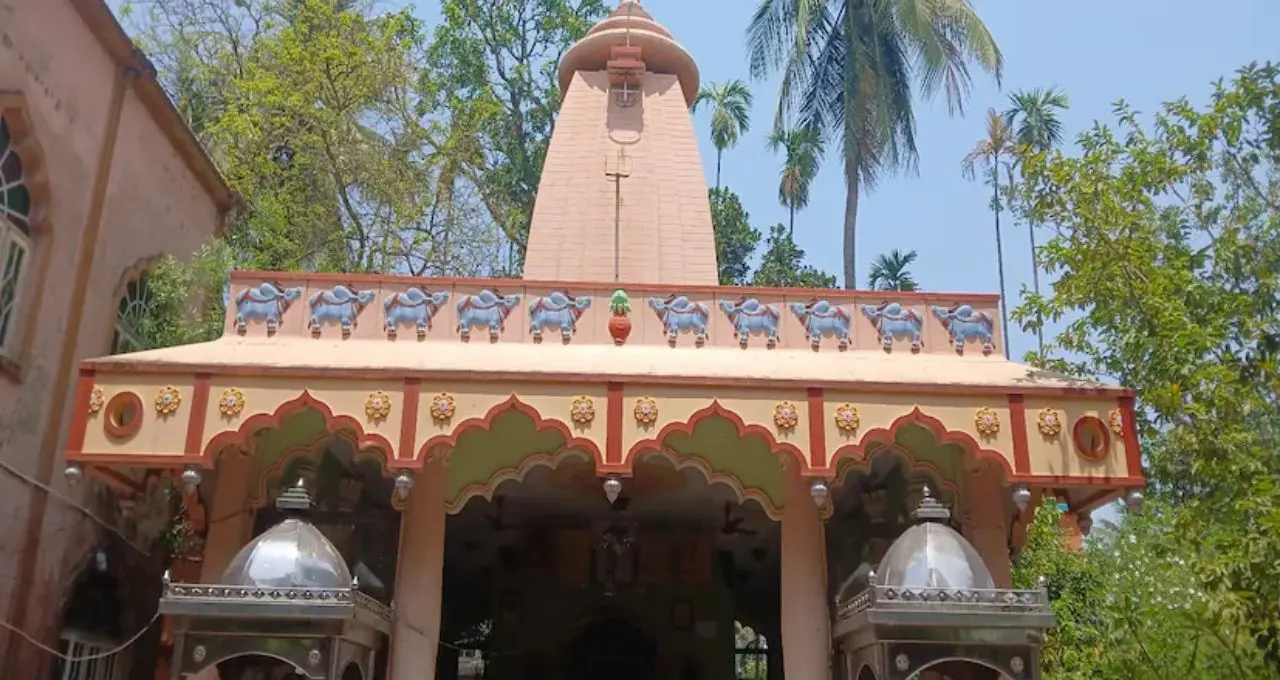ডোমজুড়ে ব্যস্ত রাস্তার পাশে লুকিয়ে স্বর্গ! মানসিক শান্তির খোঁজে ভিড় বাবা ভুলেশ্বর ধাম-এ
