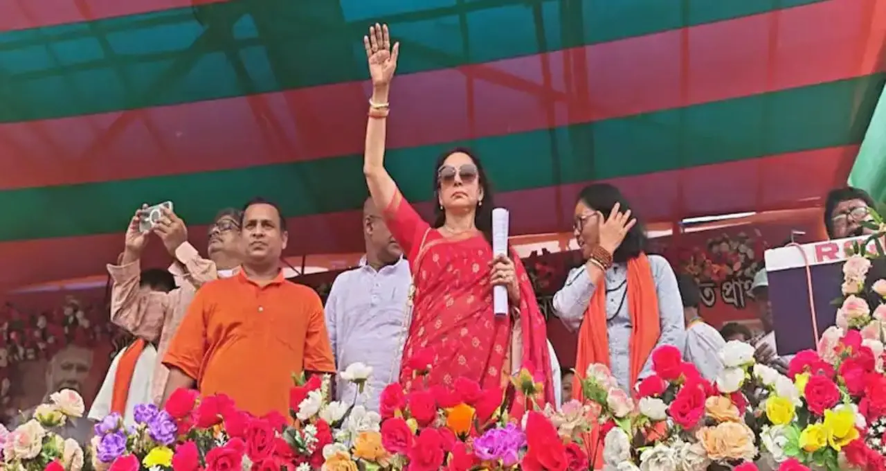 Bengal Election Campaign: জলপাইগুড়িতে ‘ড্রিম গার্ল’-এর ঝলক! বিজেপি প্রার্থীর সমর্থনে প্রচারে Hema Malini
