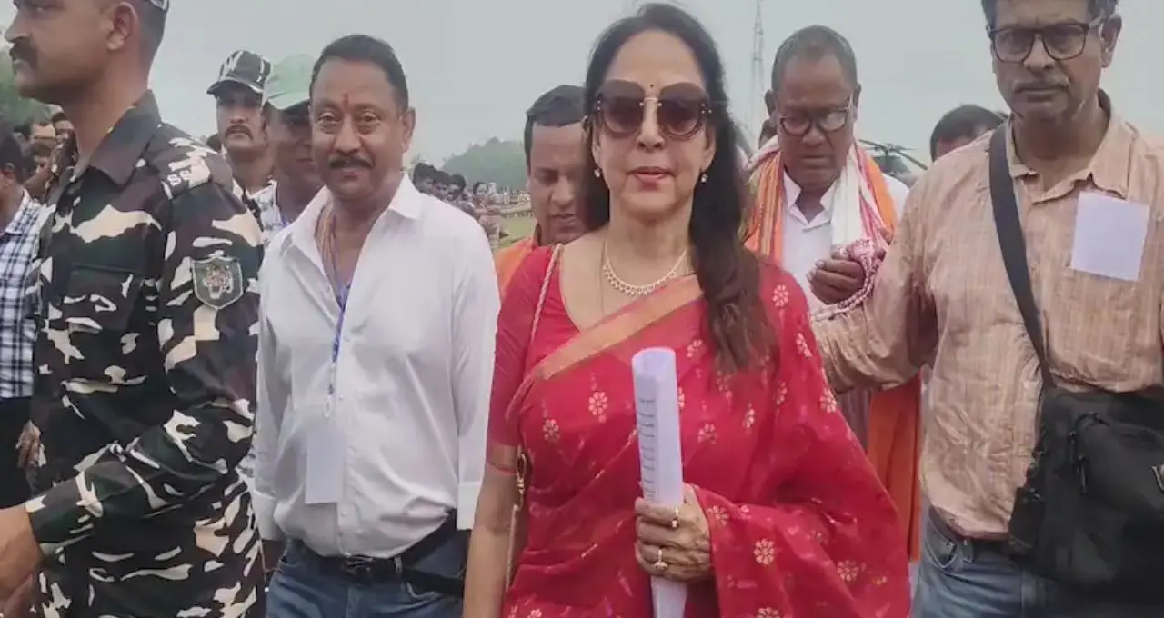 Bengal Election Campaign: জলপাইগুড়িতে ‘ড্রিম গার্ল’-এর ঝলক! বিজেপি প্রার্থীর সমর্থনে প্রচারে Hema Malini
