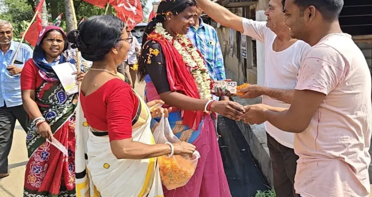 পার্লারের কাঁচি থেকে রাজনীতির লড়াই! বর্ধমান উত্তরে বাম প্রার্থী মামনি মণ্ডল রায়ের সংগ্রামের গল্প

