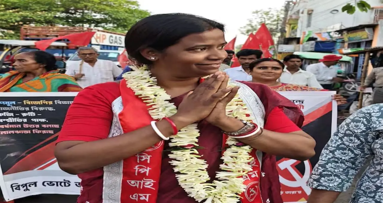 পার্লারের কাঁচি থেকে রাজনীতির লড়াই! বর্ধমান উত্তরে বাম প্রার্থী মামনি মণ্ডল রায়ের সংগ্রামের গল্প

