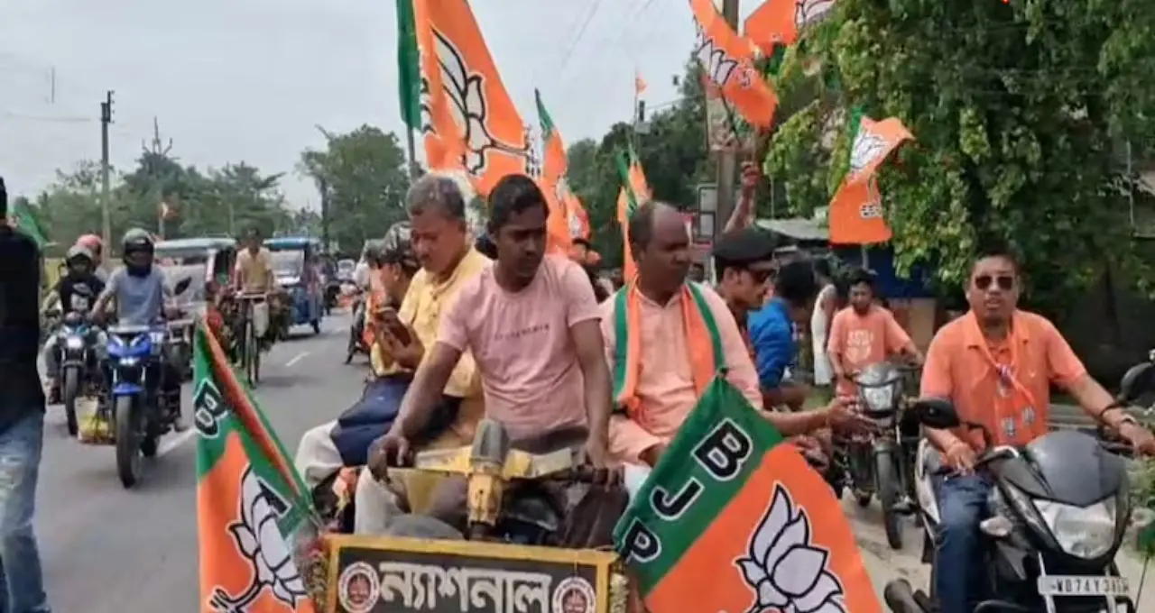 ভুটভুটিতে চেপে প্রচারে চমক! শেষদিনে জনসংযোগে ঝড় তুললেন দুর্গা মুর্মু
