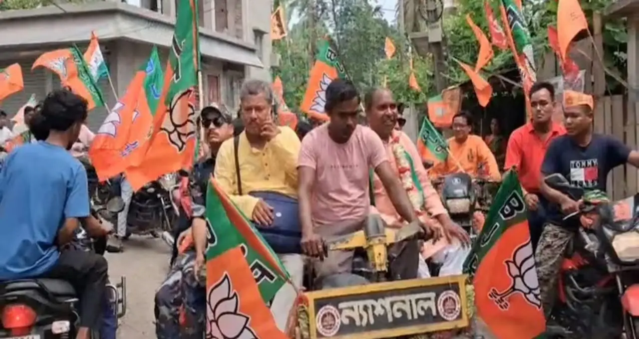 ভুটভুটিতে চেপে প্রচারে চমক! শেষদিনে জনসংযোগে ঝড় তুললেন দুর্গা মুর্মু
