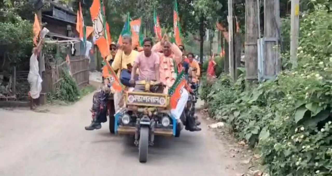 ভুটভুটিতে চেপে প্রচারে চমক! শেষদিনে জনসংযোগে ঝড় তুললেন দুর্গা মুর্মু
