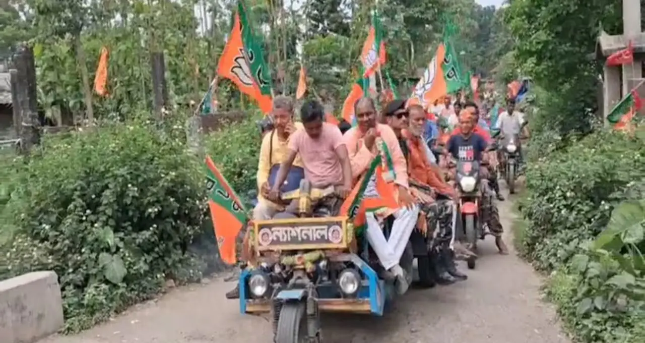 ভুটভুটিতে চেপে প্রচারে চমক! শেষদিনে জনসংযোগে ঝড় তুললেন দুর্গা মুর্মু
