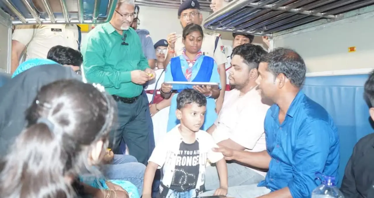 Indian Railways: ট্রেনের কামরায় নেমে সচেতনতার বার্তা, ১৭৩ বছরের ঐতিহ্যে নতুন উদ্যোগ রেলের
