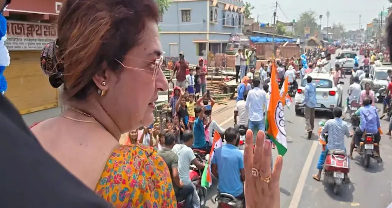 “তৃণমূলই আবার ক্ষমতায়, মুখ্যমন্ত্রী হবেন মমতা”—রোড শো থেকে বার্তা Shatabdi Roy-এর
