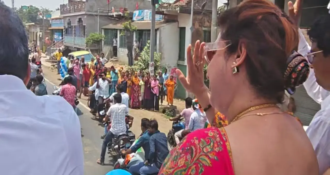 “তৃণমূলই আবার ক্ষমতায়, মুখ্যমন্ত্রী হবেন মমতা”—রোড শো থেকে বার্তা Shatabdi Roy-এর
