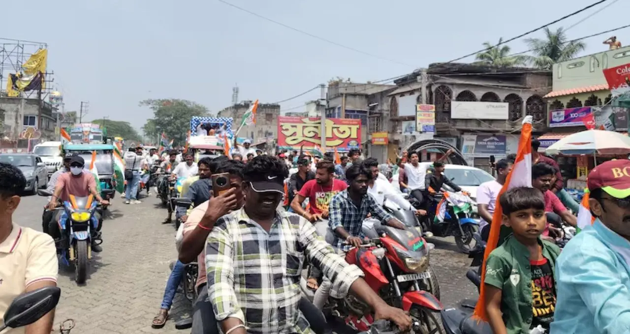 “তৃণমূলই আবার ক্ষমতায়, মুখ্যমন্ত্রী হবেন মমতা”—রোড শো থেকে বার্তা Shatabdi Roy-এর
