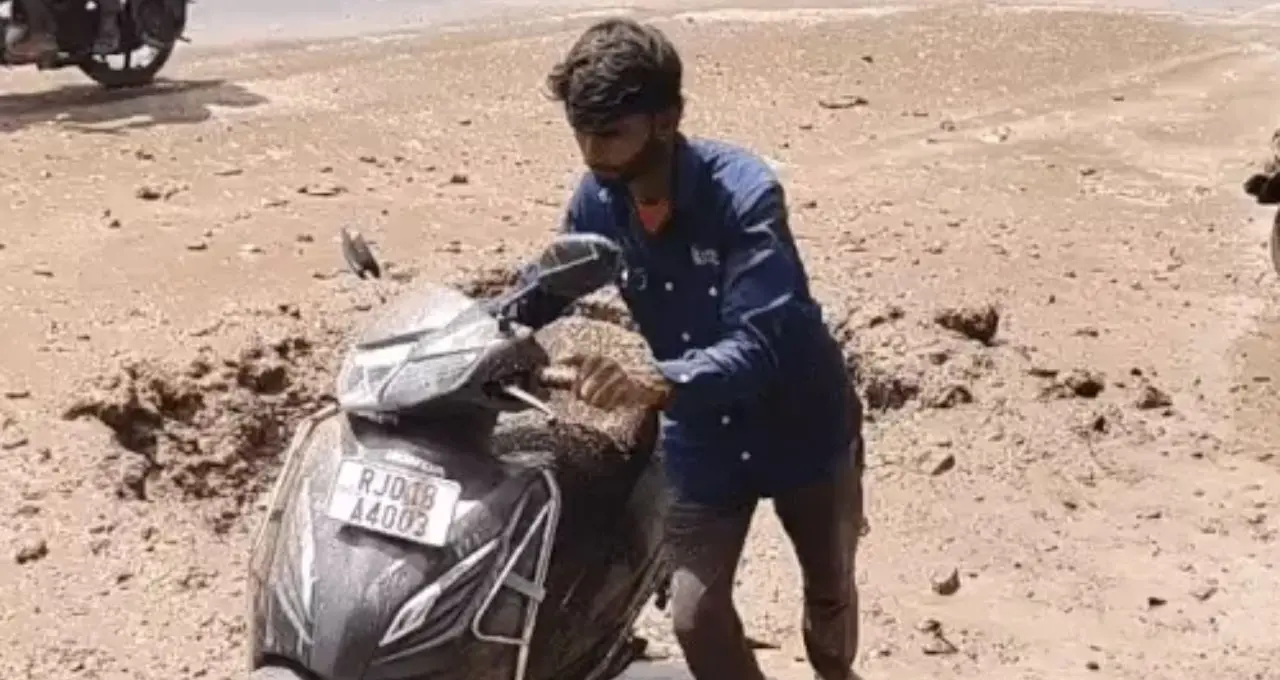 अजमेर में सड़क धंसी, गैस लीकेज से मचा हड़कंप: नसीराबाद रोड पर बना बड़ा गड्ढा