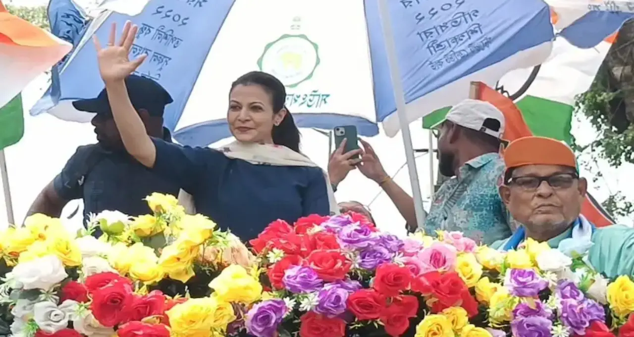 পটাশপুরে ‘কোয়েল ম্যাজিক’! কাঠফাটা রোদেও জনসমুদ্র, শেষ লগ্নের প্রচারে জমল তারকার ঝলক
