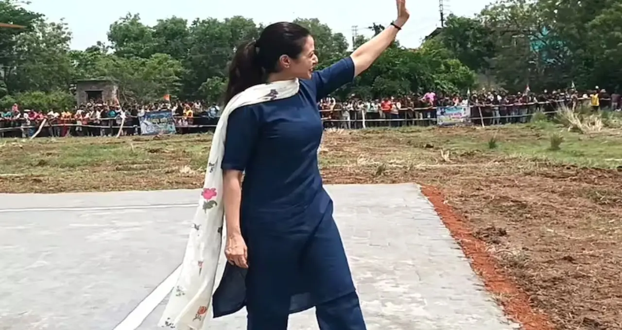পটাশপুরে ‘কোয়েল ম্যাজিক’! কাঠফাটা রোদেও জনসমুদ্র, শেষ লগ্নের প্রচারে জমল তারকার ঝলক
