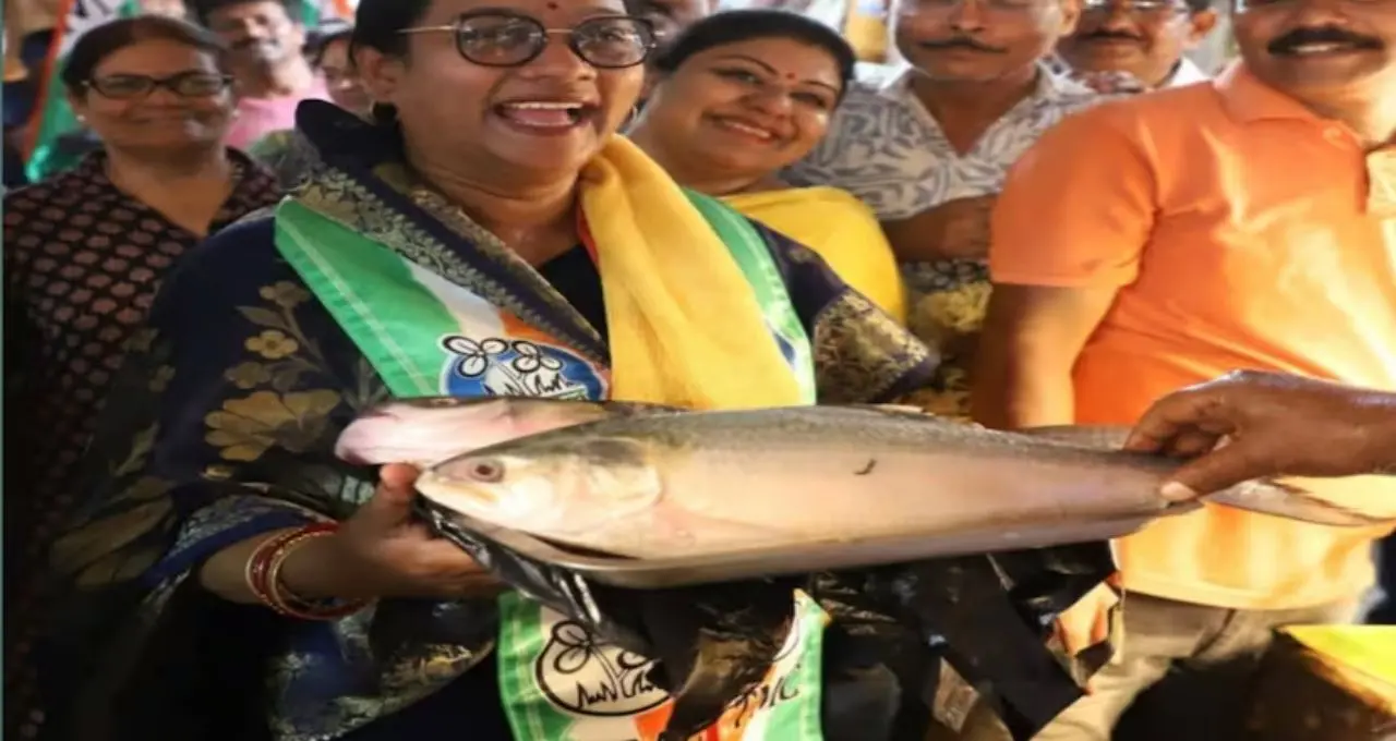 বাজারে মাছ উপহার! জনসংযোগে নেমে চমক দিলেন ফিরদৌসি বেগম, ভোটের আগে জমজমাট সোনারপুর
