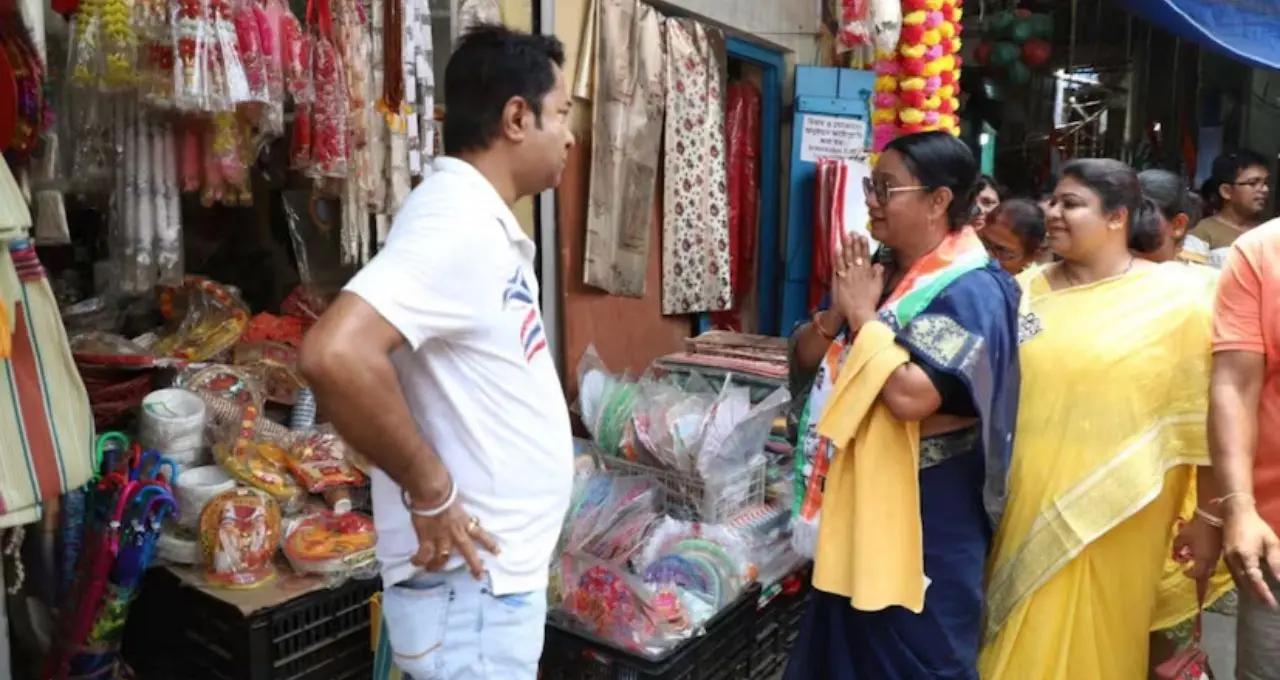 বাজারে মাছ উপহার! জনসংযোগে নেমে চমক দিলেন ফিরদৌসি বেগম, ভোটের আগে জমজমাট সোনারপুর

