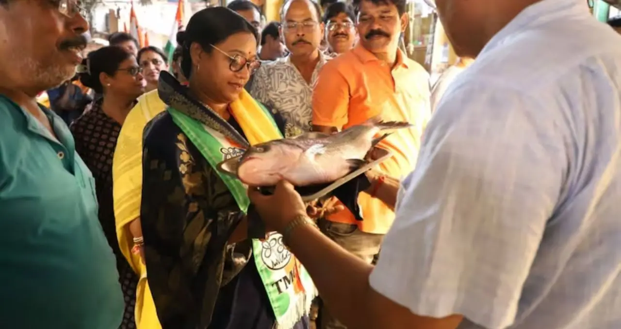 বাজারে মাছ উপহার! জনসংযোগে নেমে চমক দিলেন ফিরদৌসি বেগম, ভোটের আগে জমজমাট সোনারপুর
