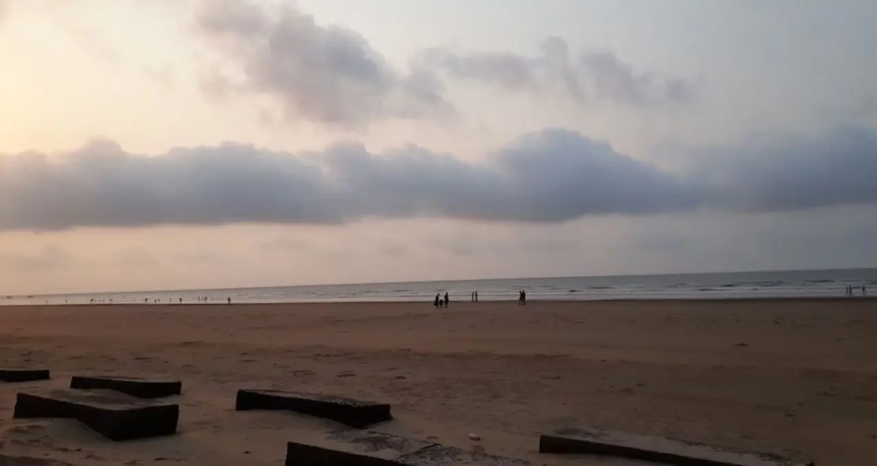 ভোটের আগে পর্যটক শূন্য দিঘা! রাতারাতি ফাঁকা সৈকত, হোটেলে নিষেধাজ্ঞায় বিপাকে ব্যবসায়ীরা
