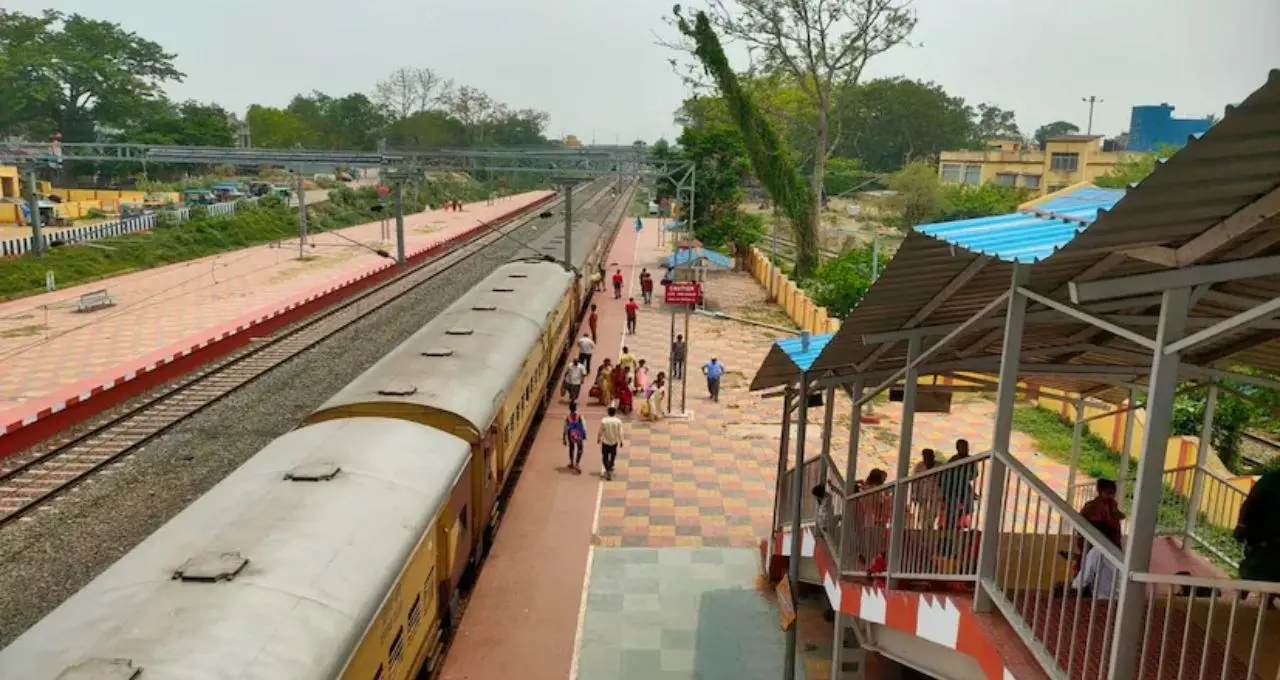 ভোটের মুখে ট্রেন বাতিলের ধাক্কা! আদ্রা ডিভিশনে একগুচ্ছ ট্রেন বন্ধ, চরম ভোগান্তির আশঙ্কা নিত্যযাত্রীদের
