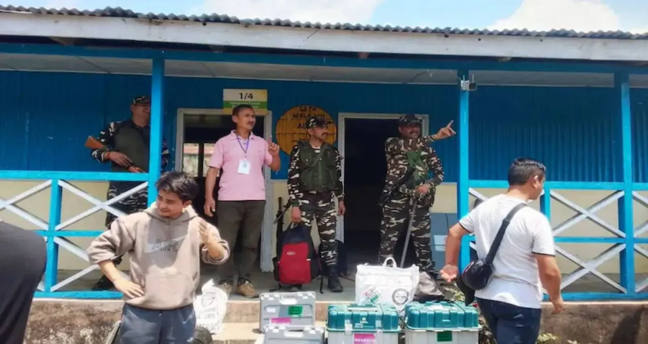 ঘোড়ার পিঠে ইভিএম! ১৯২ ভোটারের জন্য পাহাড় চষে ১৬ ঘণ্টার লড়াই, নজির গড়ল নির্বাচন কর্মীরা

