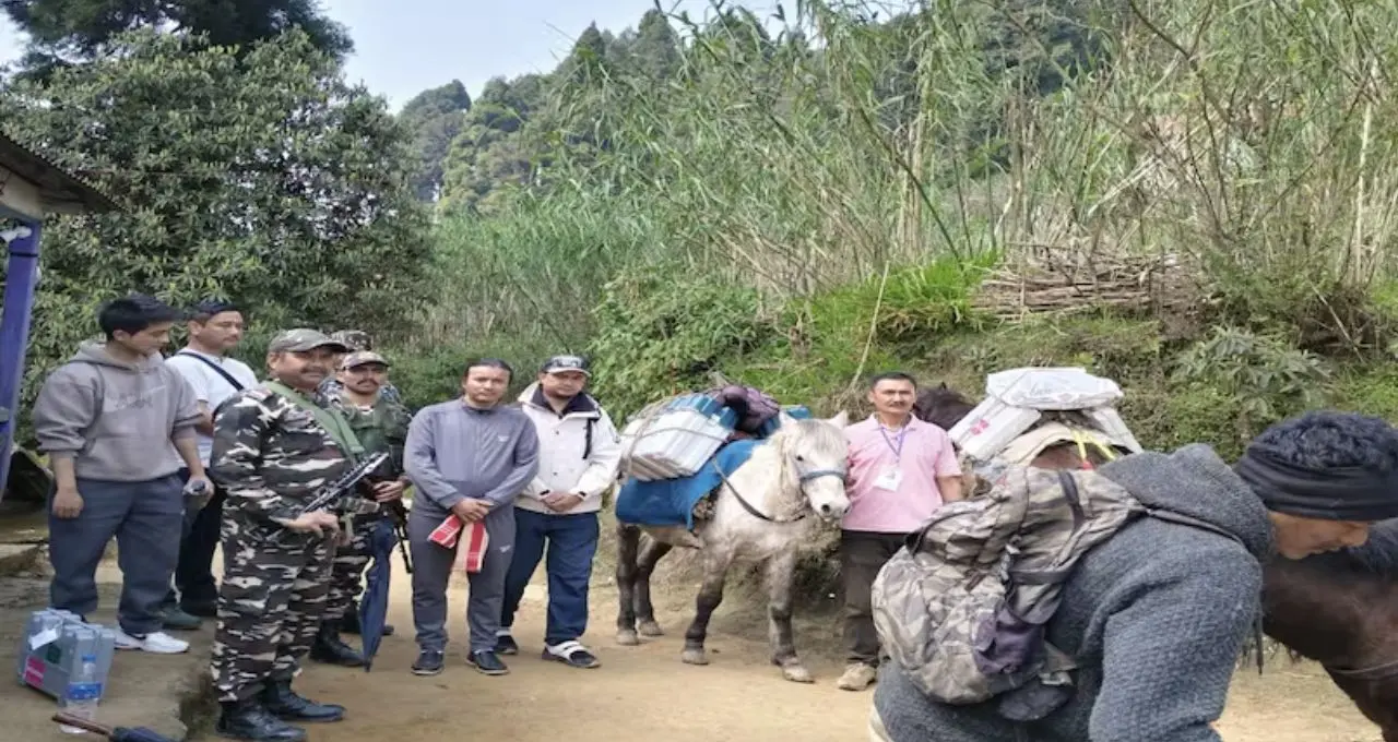 ঘোড়ার পিঠে ইভিএম! ১৯২ ভোটারের জন্য পাহাড় চষে ১৬ ঘণ্টার লড়াই, নজির গড়ল নির্বাচন কর্মীরা
