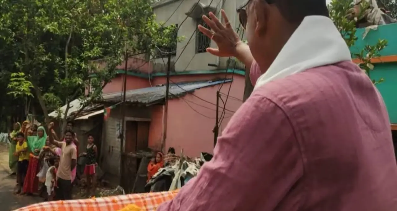 হাইটেক প্রচারে বাজিমাত! ঘরে বসেই ভোটারদের ফোনে পৌঁছচ্ছে বার্তা, মধ্যমগ্রামে নতুন কৌশলে রথীন ঘোষ
