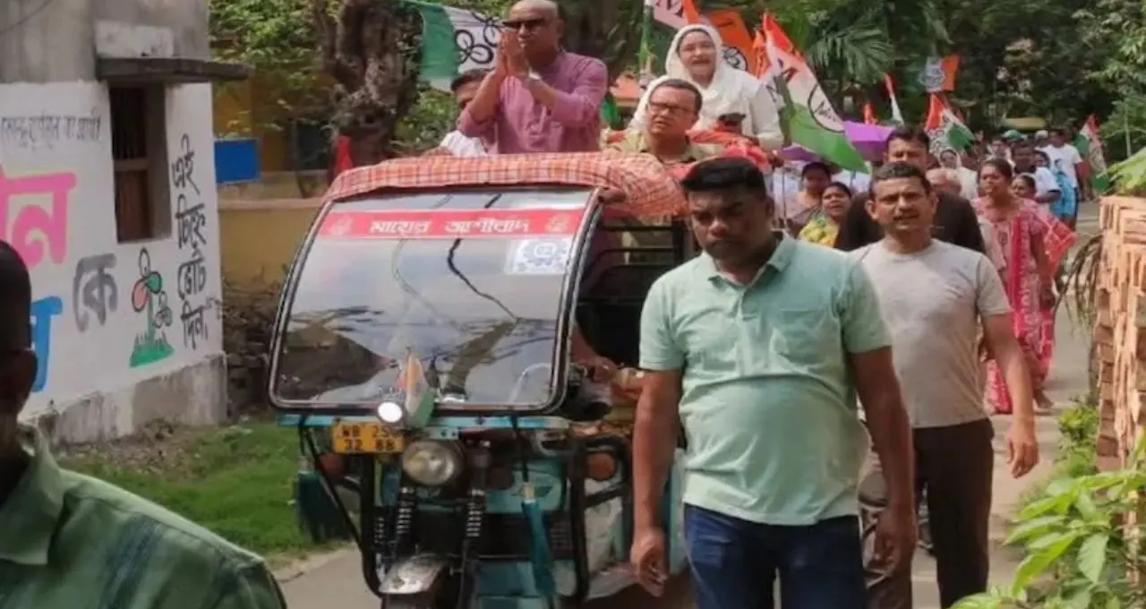 হাইটেক প্রচারে বাজিমাত! ঘরে বসেই ভোটারদের ফোনে পৌঁছচ্ছে বার্তা, মধ্যমগ্রামে নতুন কৌশলে রথীন ঘোষ
