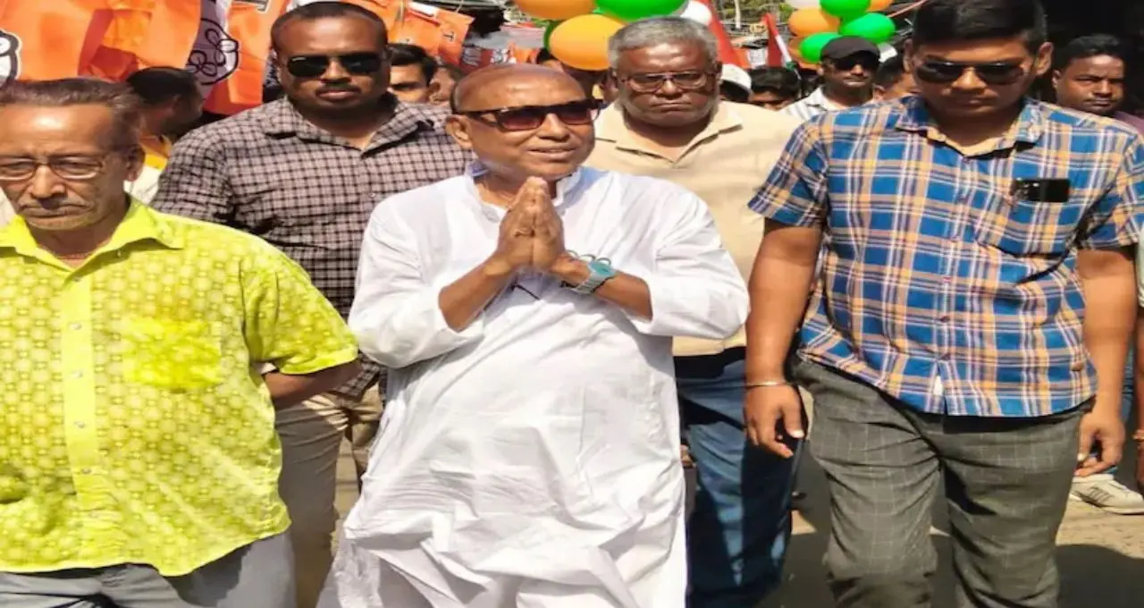 হাইটেক প্রচারে বাজিমাত! ঘরে বসেই ভোটারদের ফোনে পৌঁছচ্ছে বার্তা, মধ্যমগ্রামে নতুন কৌশলে রথীন ঘোষ
