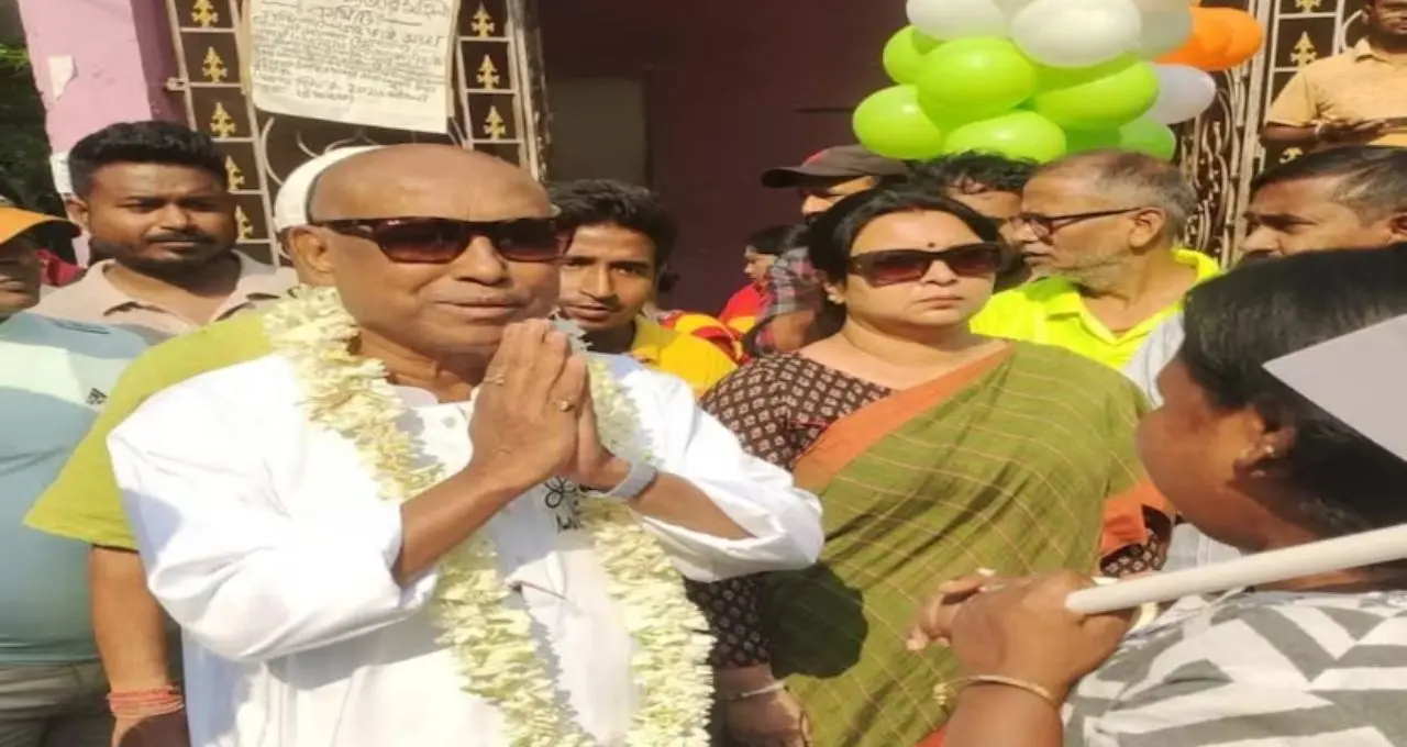 হাইটেক প্রচারে বাজিমাত! ঘরে বসেই ভোটারদের ফোনে পৌঁছচ্ছে বার্তা, মধ্যমগ্রামে নতুন কৌশলে রথীন ঘোষ
