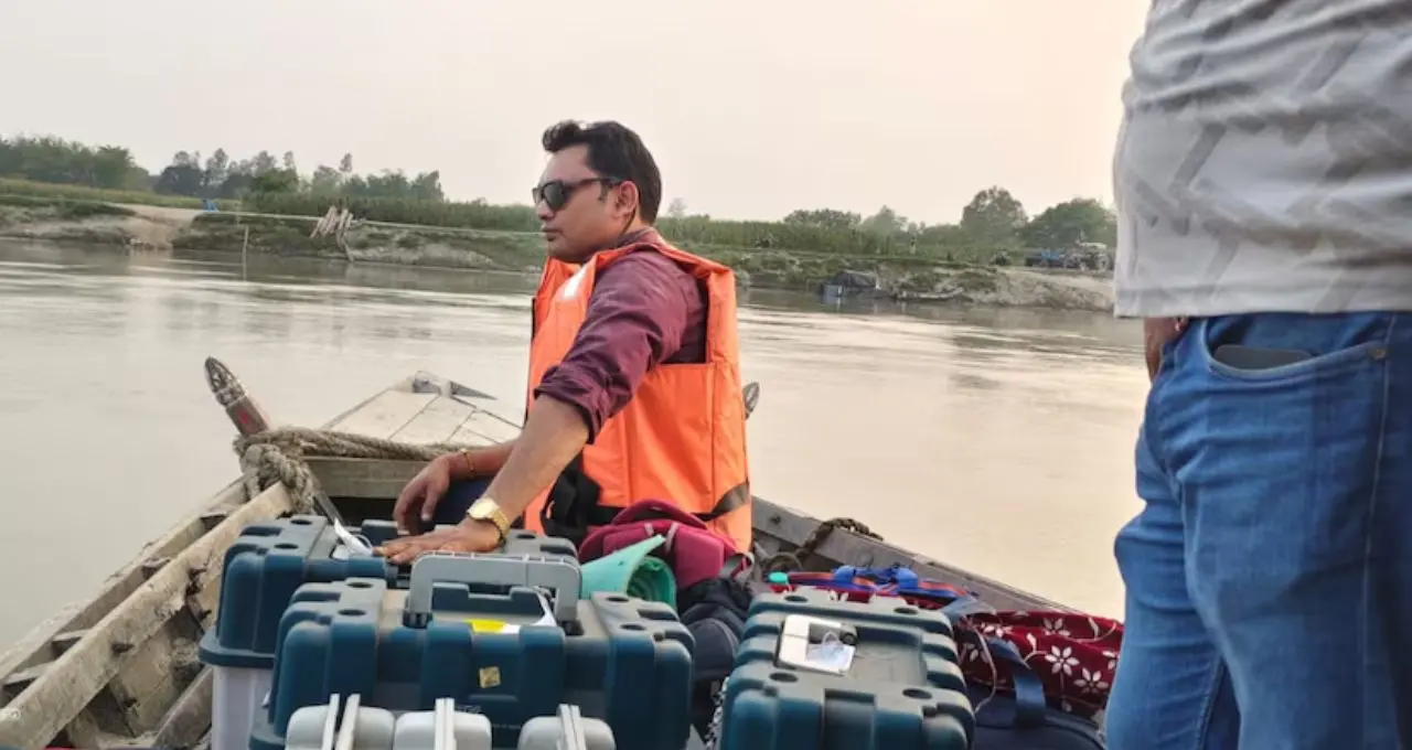 নৌকা থেকে ঘোড়ার গাড়ি! সীমান্তের দুর্গম পথে ইভিএম নিয়ে দুঃসাহসিক যাত্রা কোচবিহারের ভোটকর্মীদের
