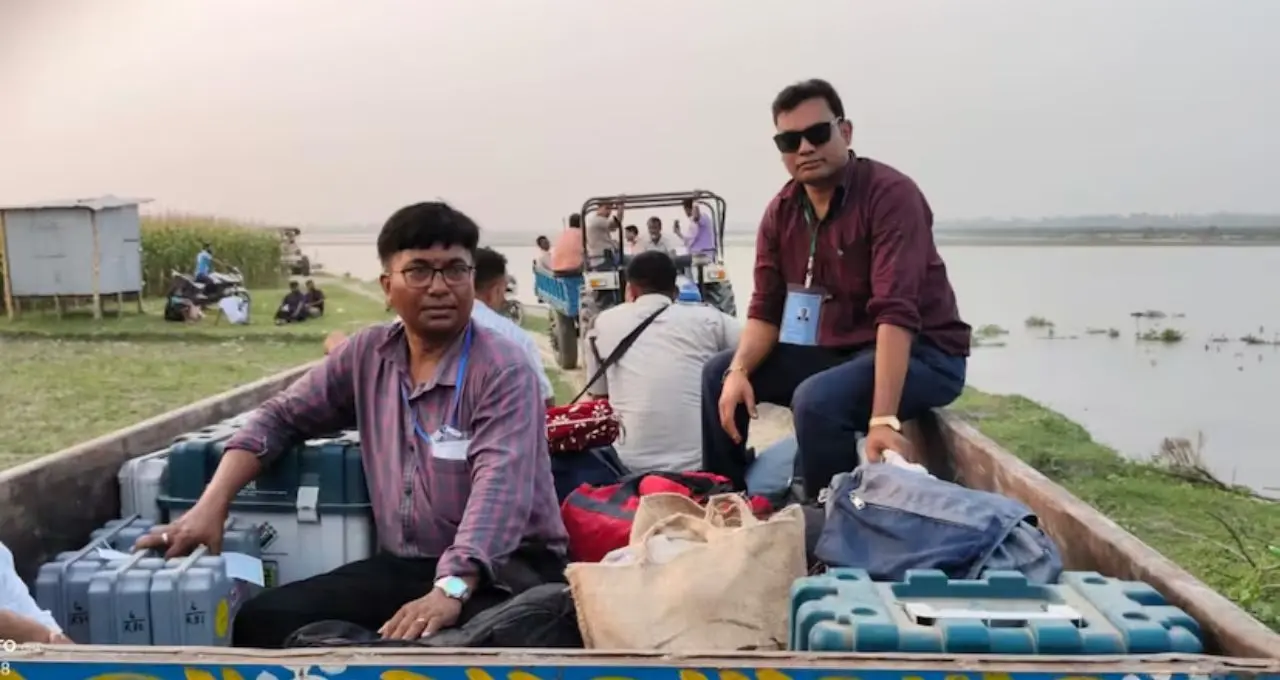 নৌকা থেকে ঘোড়ার গাড়ি! সীমান্তের দুর্গম পথে ইভিএম নিয়ে দুঃসাহসিক যাত্রা কোচবিহারের ভোটকর্মীদের
