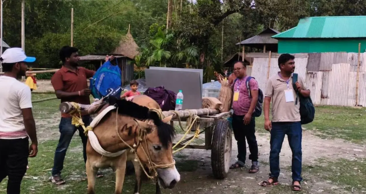 নৌকা থেকে ঘোড়ার গাড়ি! সীমান্তের দুর্গম পথে ইভিএম নিয়ে দুঃসাহসিক যাত্রা কোচবিহারের ভোটকর্মীদের
