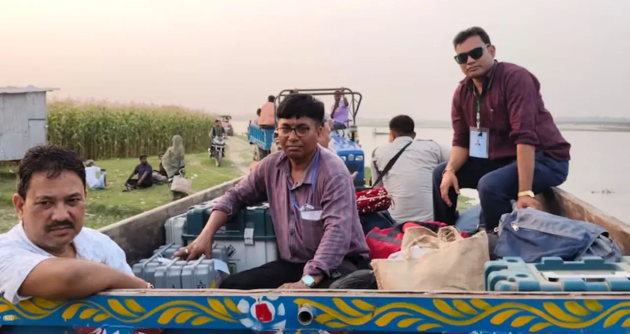 নৌকা থেকে ঘোড়ার গাড়ি! সীমান্তের দুর্গম পথে ইভিএম নিয়ে দুঃসাহসিক যাত্রা কোচবিহারের ভোটকর্মীদের
