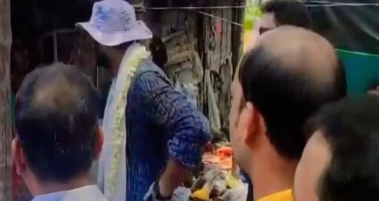 প্রচারে গিয়ে আবেগের বিস্ফোরণ! প্রয়াত কর্মীর স্ত্রীর কান্নায় ক্ষুব্ধ দেবাংশু, প্রশ্নে দলীয় দায়িত্ববোধ