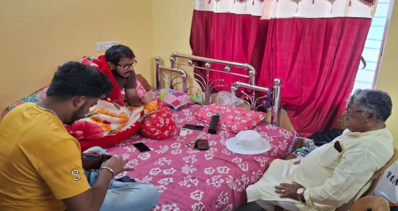 অসুস্থ Debangshu Bhattacharya-র খোঁজে বাড়িতে Asit Majumdar, ভোটের উত্তাপে চুঁচুড়ায় সৌজন্যের নজির

