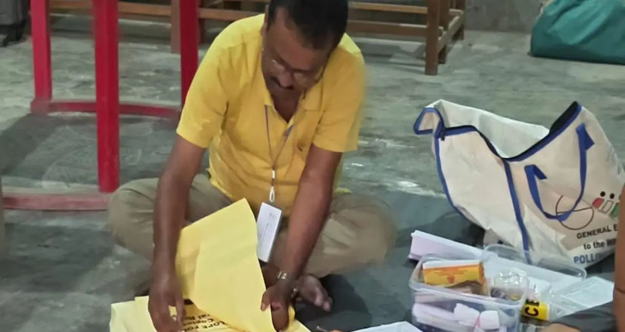 ভোটের আগেই প্রস্তুত Jalpaiguri! কড়া নিরাপত্তায় ঘেরা প্রতিটি বুথ, পৌঁছে গেলেন ভোটকর্মীরা
