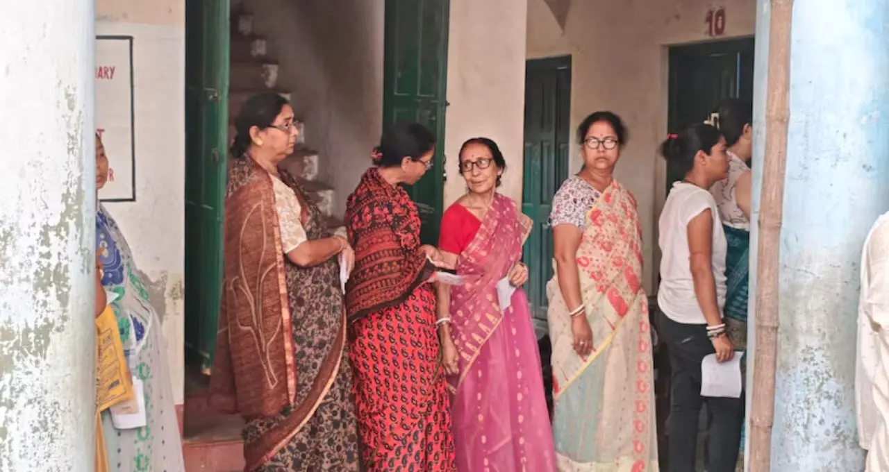 সকাল ৭টার আগেই বুথে লম্বা লাইন! প্রথম দফার ভোটে উত্তরবঙ্গ থেকে জঙ্গলমহল জুড়ে উৎসবের আবহ
